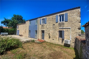 propriete à la vente -   17330  VILLENEUVE LA COMTESSE, surface 256 m2 vente propriete - UBI477716633